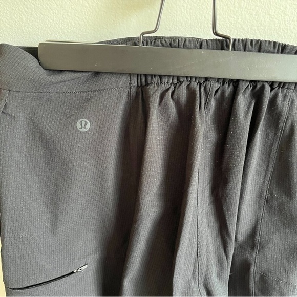 Lululemon ventlight cargo MR crop size 8 - Picture 5 of 6